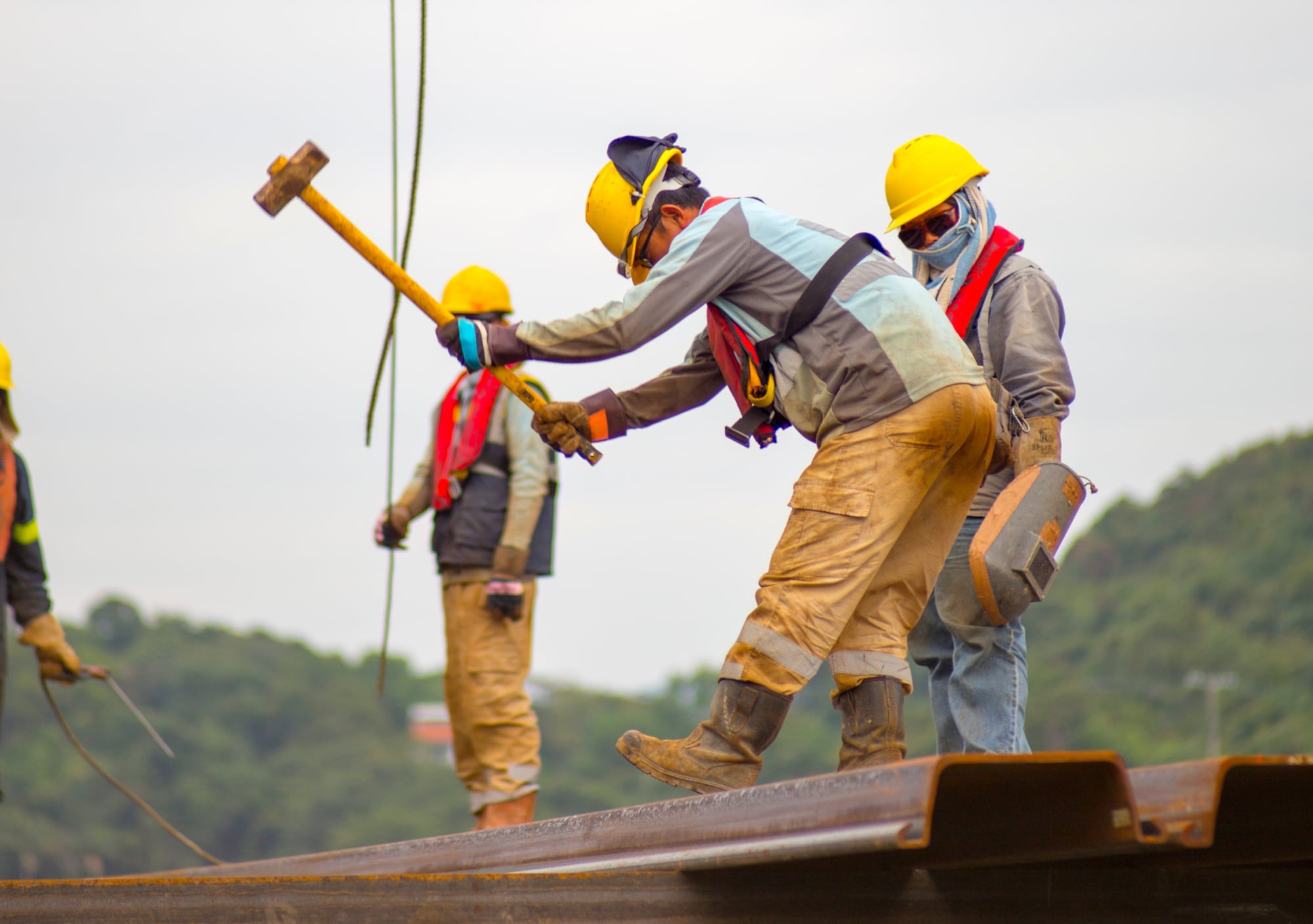 Hommes travaillant sur un toit, avec un casque de protection